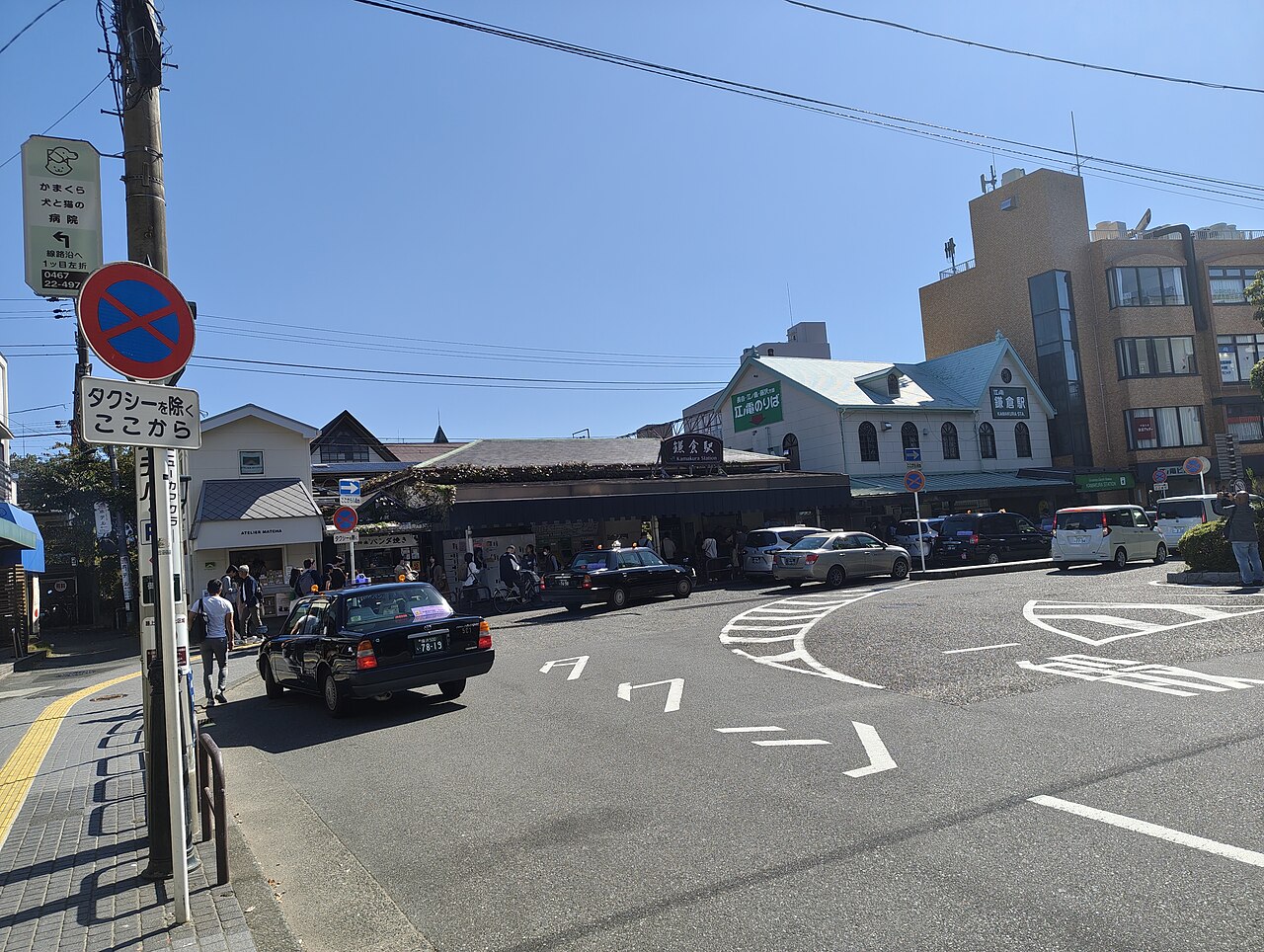 青空の下にある鎌倉駅西口の駅舎と駅前広場